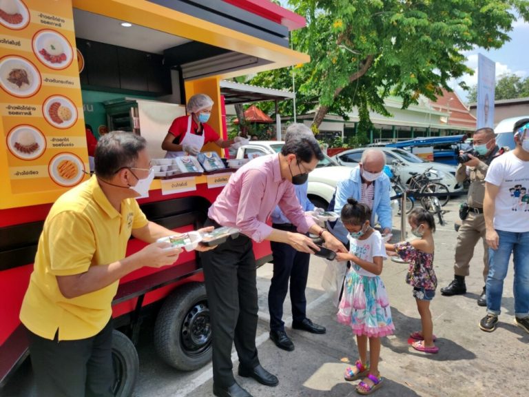 Food Truck  ซีพีเอฟ ล้อหมุน วิ่งรถส่งอาหารอุ่นสู่ชุมชน