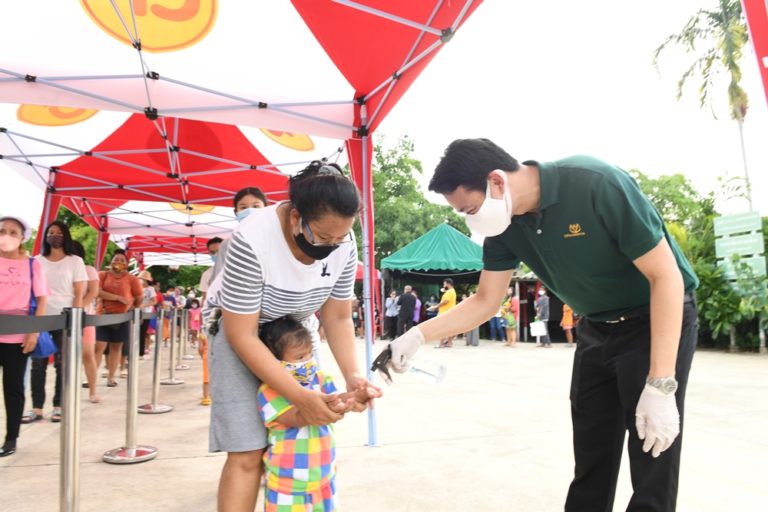 ซีพีเอฟ เสิร์ฟอาหารอุ่นพร้อมทานจาก Food Truck ถึงมือชาวหนองแขม